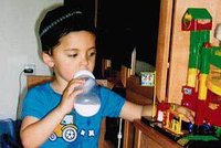 Šílený střelec, který vraždil židovské děti, stále uniká