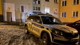 V Aši hořel obytný dům, 13 lidí bylo evakuováno, 6 z nich je v nemocnici.