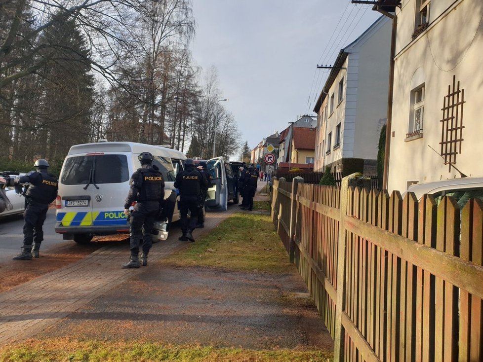 Policejní pátrání v Aši loni v prosinci po útočníkovi se sekerou.