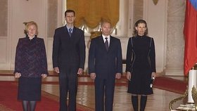 Asad a Putin s Ljudmilou a Asmou v Kremlu (leden 2005).