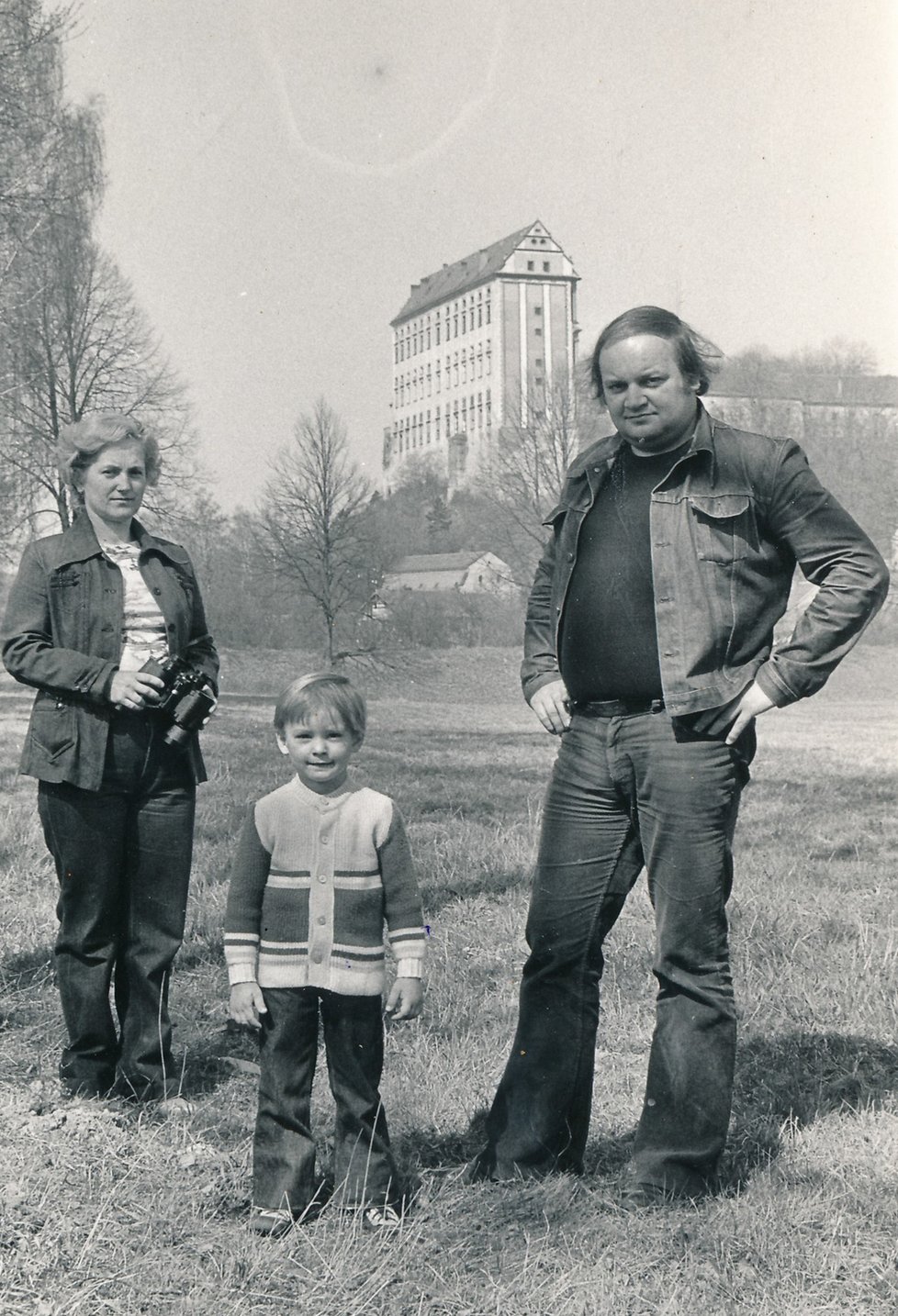Rodina Hanzlíkova na Plumlovské přehradě krátce před vystěhováním do Rakouska.