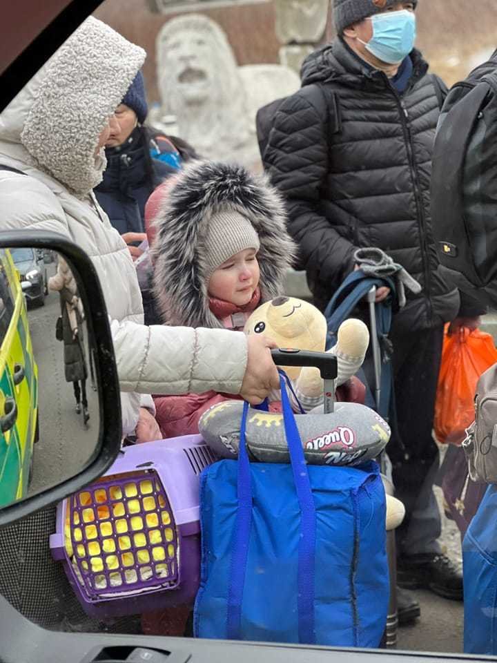 Středočeští záchranáři z ASČR pomáhají lidem na Ukrajině.