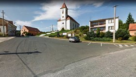 Obyvatele obce Lovčice na Hodonínsku rozdělil názor na podobu 1,5 km dlouhé hlavní silnice. O tom, zda na ní zůstanou kostky nebo zda se silnice bude asfaltovat, rozhodnou v místním referendu.