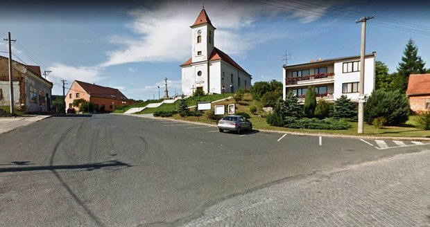 Obyvatele obce Lovčice na Hodonínsku rozdělil názor na podobu 1,5 km dlouhé hlavní silnice. O tom, zda na ní zůstanou kostky nebo zda se silnice bude asfaltovat, rozhodnou v místním referendu.