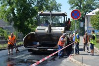 Úřady kvůli vedru omezují provoz. Kvůli horku ale z práce jen tak neutečete