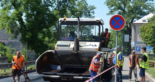 Některé firmy práci kvůli vedru nepřerušují, ale zavádějí opatření