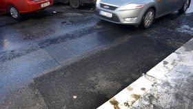 Nový asfalt v Humpolecké ulici zřejmě dlouho v celku nevydrží. Jakmile začne příští týden mrznout, voda ho pravděpodobně roztrhá.