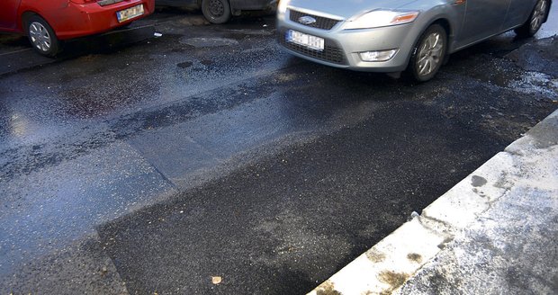 Nový asfalt v Humpolecké ulici zřejmě dlouho v celku nevydrží. Jakmile začne příští týden mrznout, voda ho pravděpodobně roztrhá.