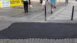 Náměstí Republiky »hyzdí« asfaltová záplata: Je to jen dočasná oprava, říká TSK