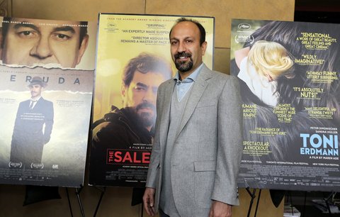 Íránský režisér přijde o Oscary? Kvůli Trumpově zákazu ho nepustí z letadla 