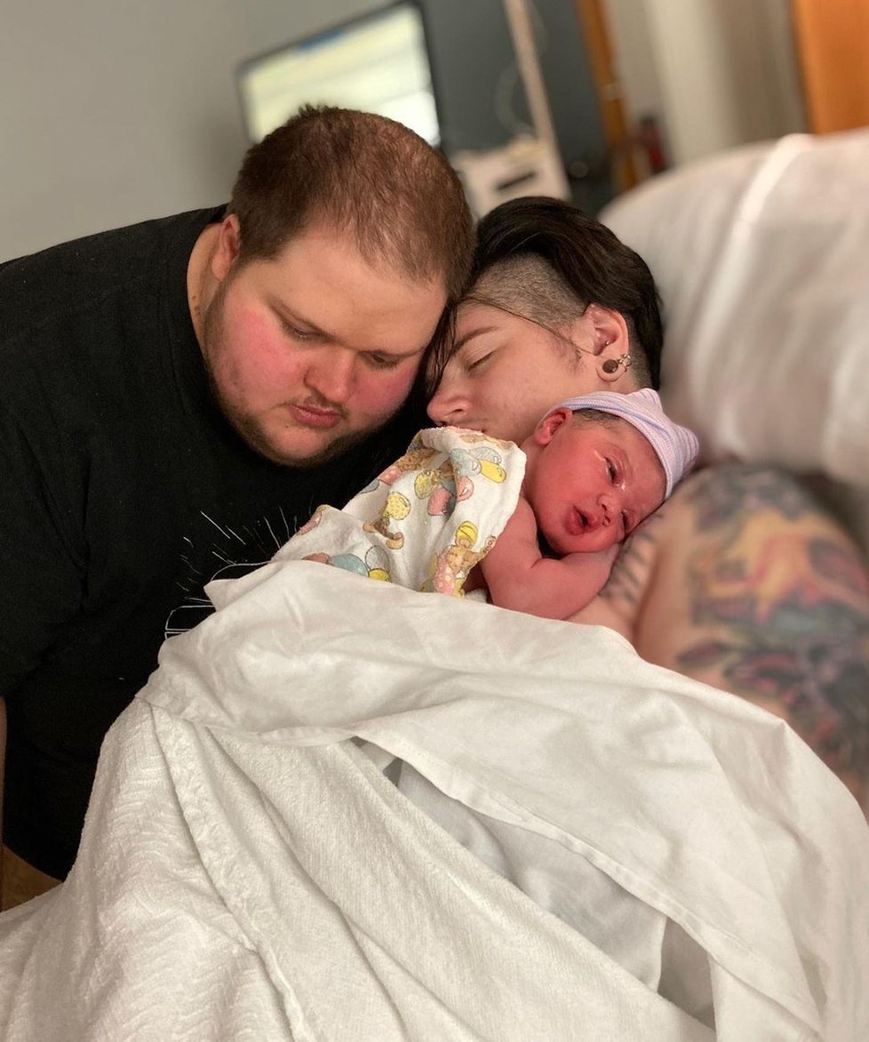 Transgender muž Ash Patrick Schade nečekaně otěhotněl po rande na jednu noc. Porodil zdravou dceru Ronan.