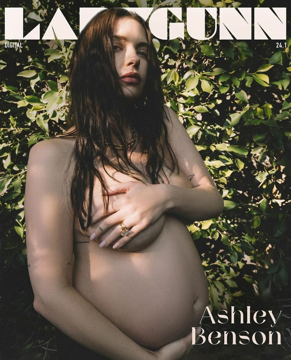 Ashley Benson odtajnila těhotenství v časopise