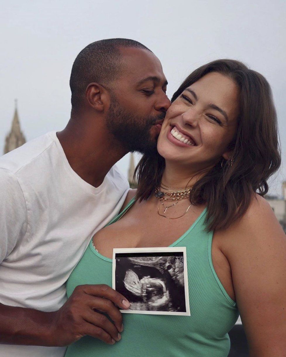 Ashley Graham s manželem oznámili přírůstek do rodiny.