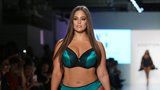 Konec vychrtlinám! Přehlídku spodního prádla ovládly křivky Ashley Graham