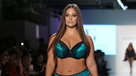 Konec vychrtlinám! Přehlídku spodního prádla ovládly křivky Ashley Graham