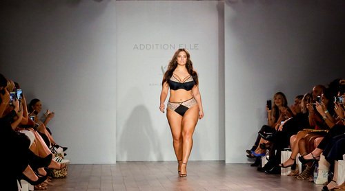 Ashley Graham na newyorském týdnu módy