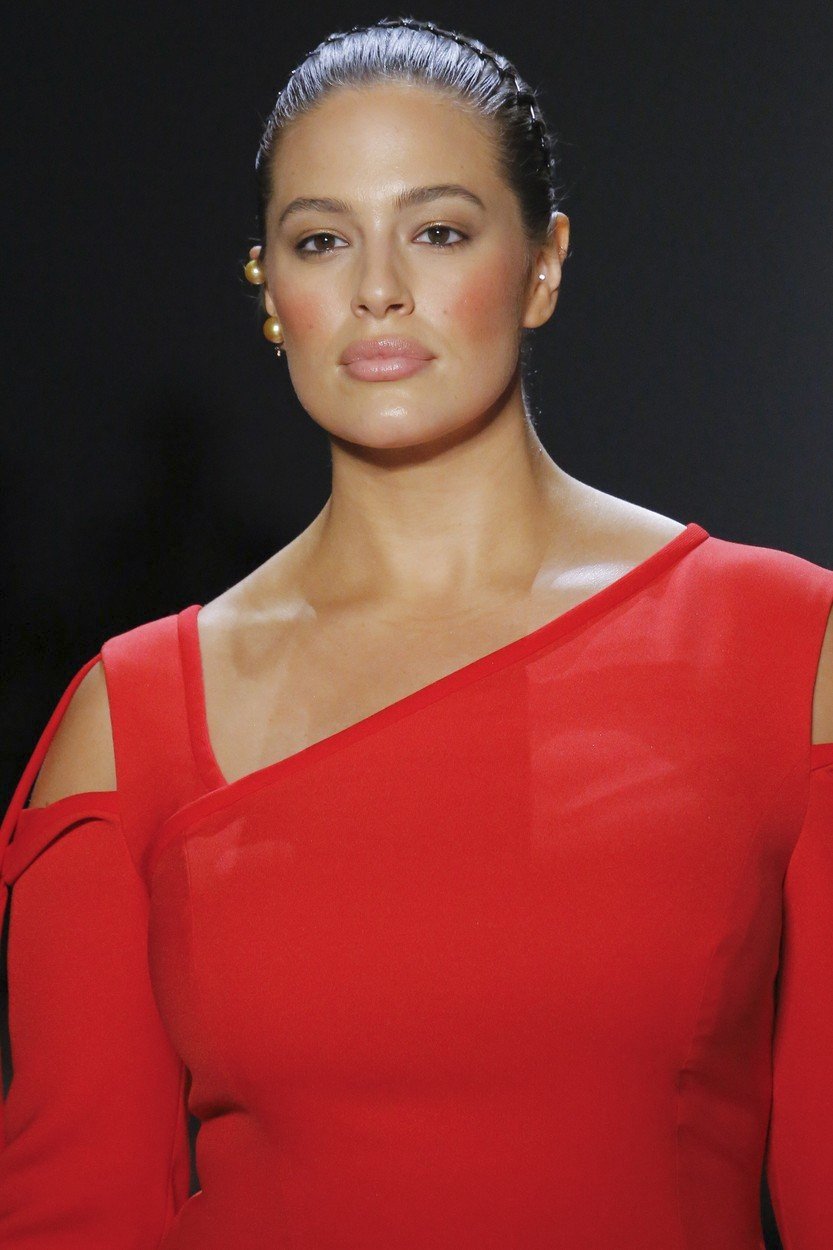 Ashley Graham na přehlídce Prabala Gurunga na newyorském fashion weeku