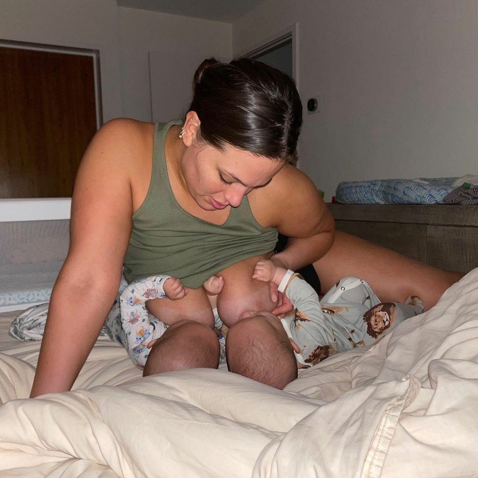 Ashley Grahamová při kojení dvojčat