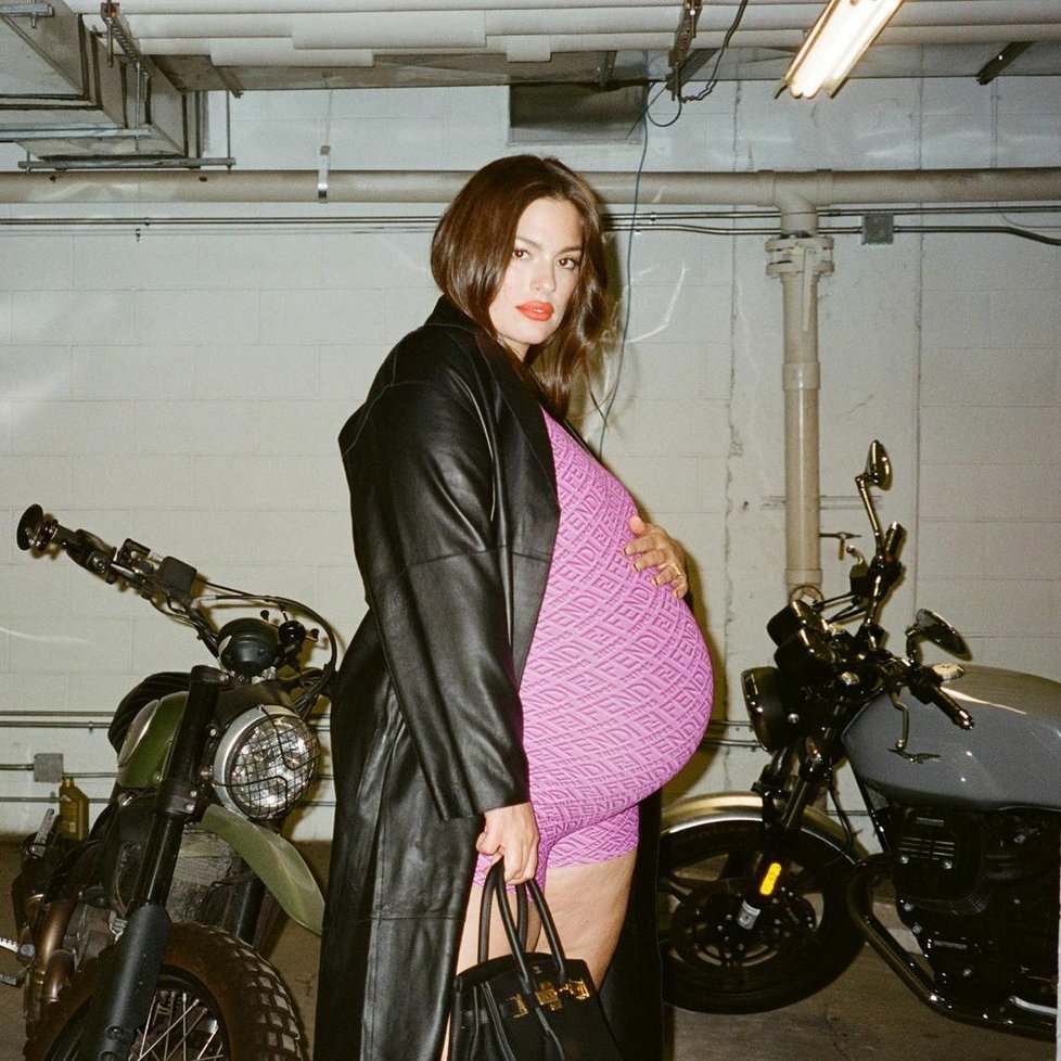 Ashley Grahamová těhotná s dvojčaty