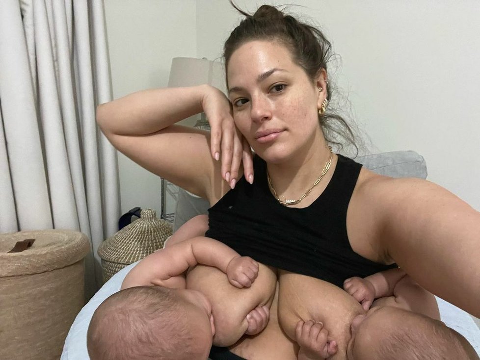 Takhle kojí Ashley Graham svá dvojčata