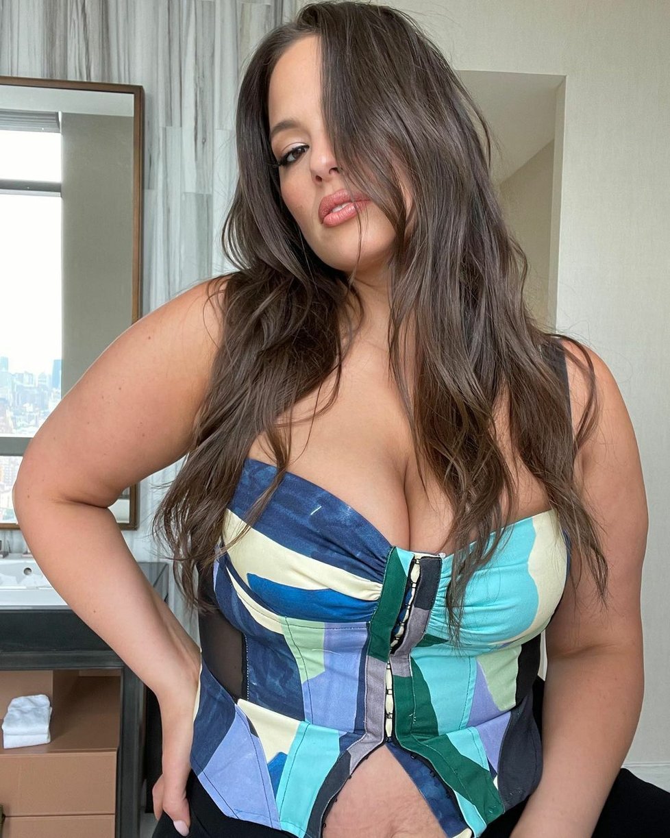 Ashley Graham se nacpala do korzetu.