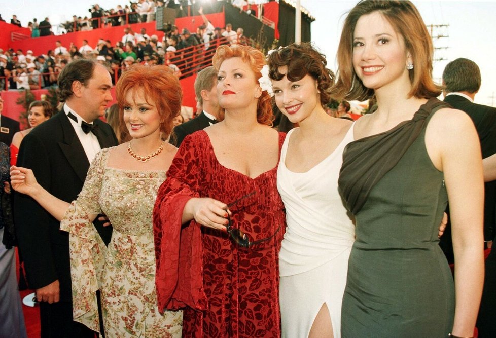 Zesnulá Naomi Judd s dcerami Wynnonou a Ashley a herečkou Mirou Sorvino (zcela vpravo)