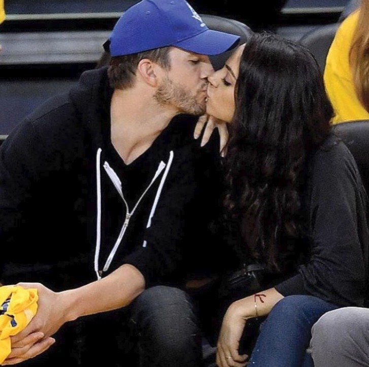 Manželé Ashton Kutcher a Mila Kunis na baseballu