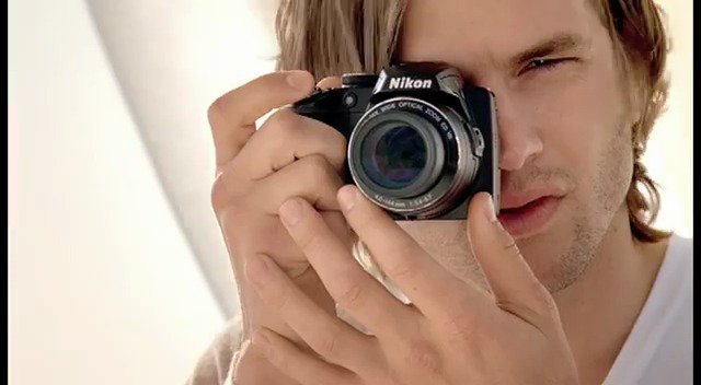 Ashton v reklamě propaguje nový fotoaparát značky Nikon
