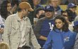 Manželé Ashton Kutcher a Mila Kunis na baseballu