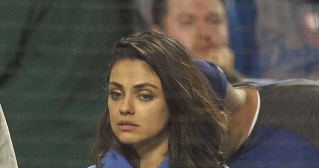 Smutná a unavená Mila Kunis na baseballu