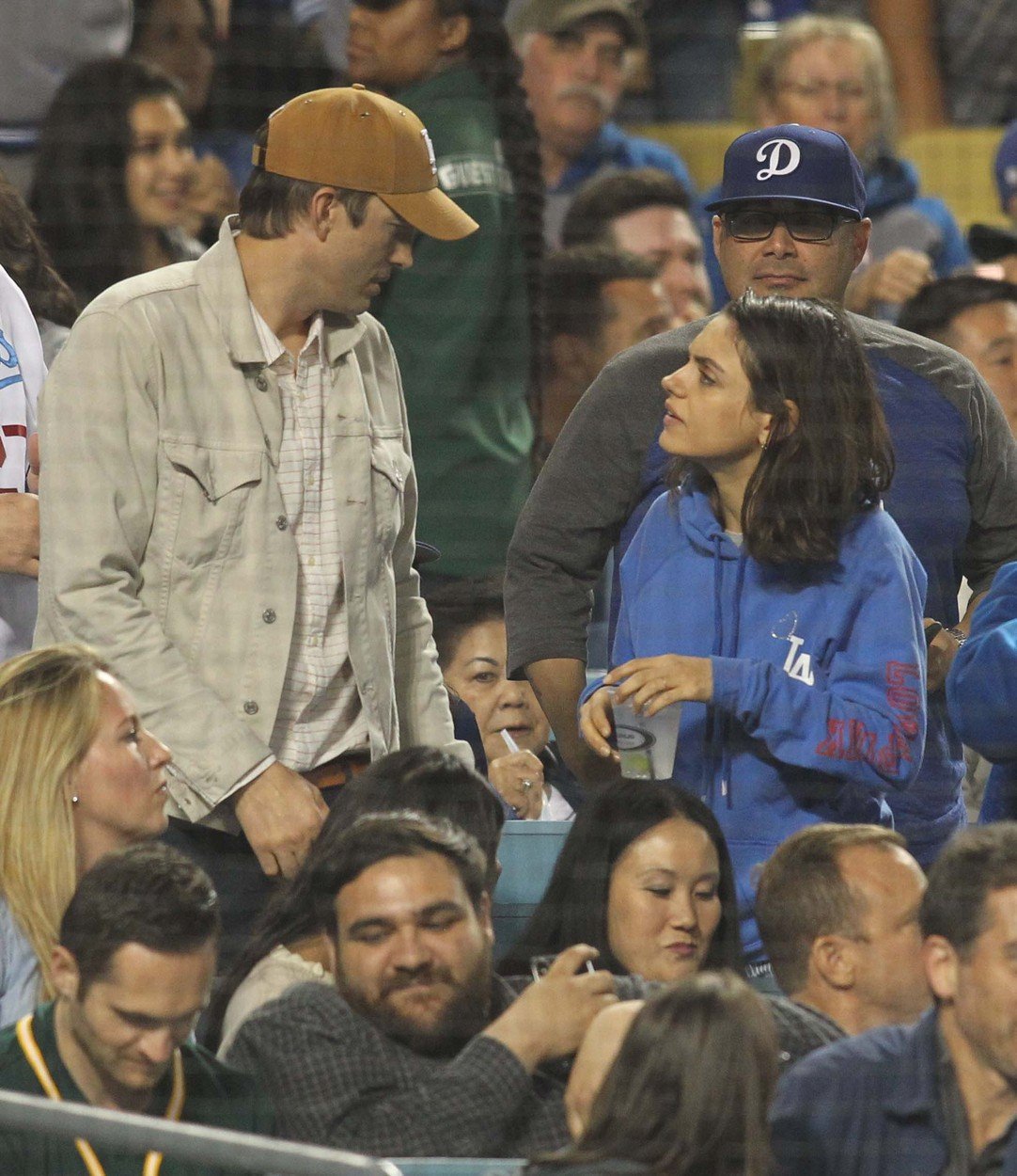 Manželé Ashton Kutcher a Mila Kunis na baseballu