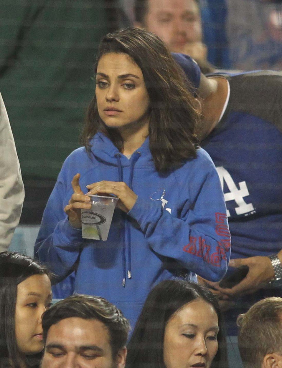 Unavená Mila Kunis na baseballu