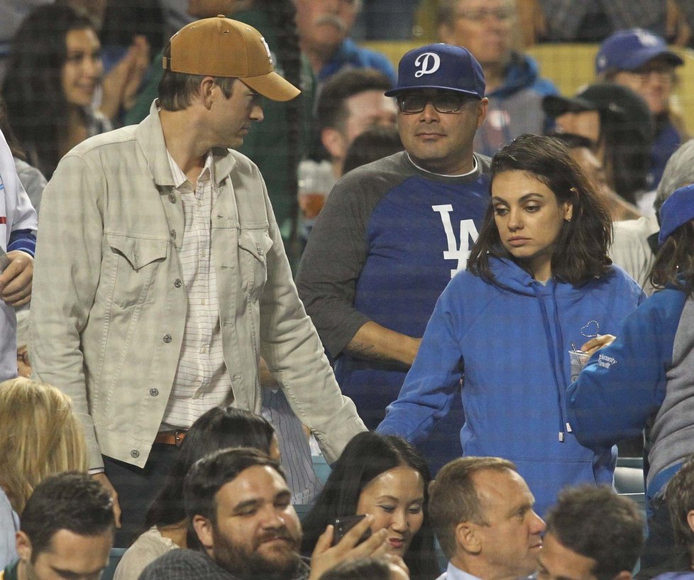 Manželé Ashton Kutcher a Mila Kunis na baseballu