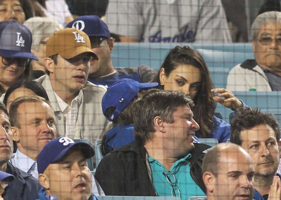 Manželé Ashton Kutcher a Mila Kunis na baseballu