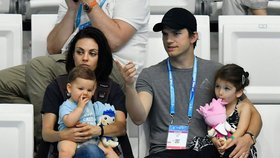 Herecký pár Mila Kunis a Ashton Kutcher mají jasno: jejich dvě děti o Vánocích neuvidí žádné vánoční dárky.