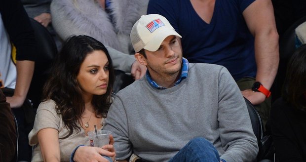 Ashton Kutcher v současnosti žije s Milou Kunis.