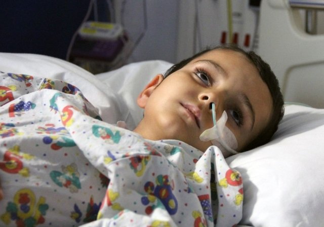 Britský chlapec Ashya King, který se v roce 2014 v Česku podrobil protonové léčbě mozkového nádoru, je zřejmě zcela vyléčen.