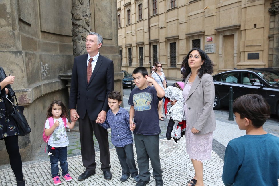 Ashya King se s rodinou po roce vrátil do České republiky.