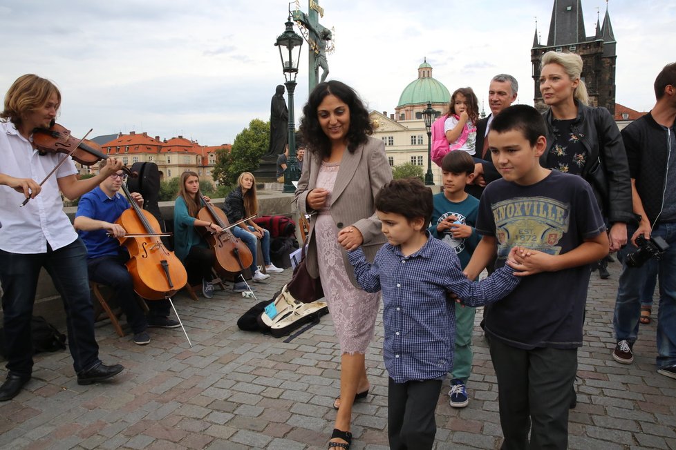 Ashya King se s rodinou po roce vrátil do České republiky.