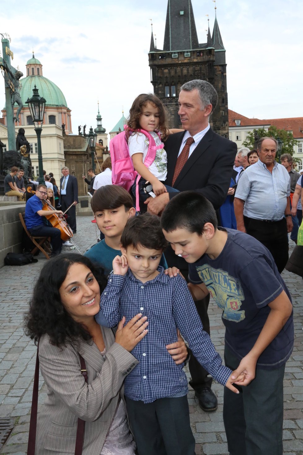 Šestiletý Ashya King se s rodinou po roce vrátil do České republiky. Prošel se po Karlově mostě. Během dalších dní pozná i pražskou ZOO.