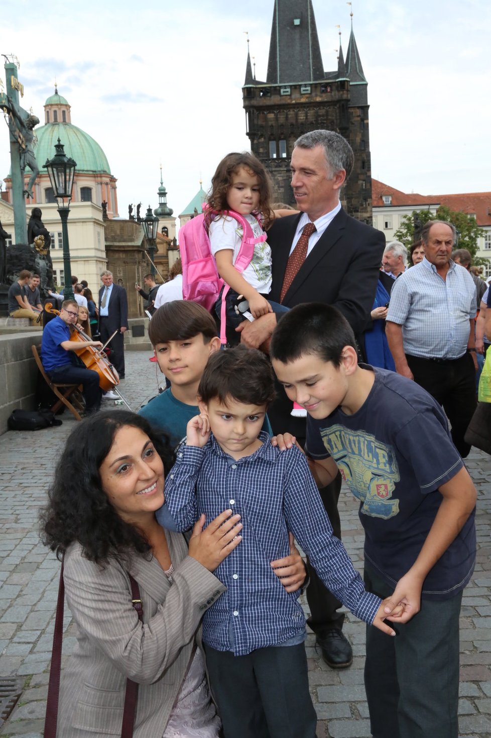 Šestiletý Ashya King se s rodinou po roce vrátil do České republiky. Prošel se po Karlově mostě. Během dalších dní pozná i pražskou zoo.