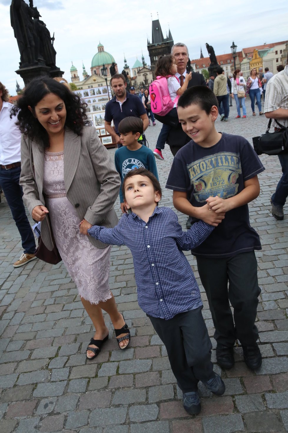 Šestiletý Ashya King se s rodinou po roce vrátil do České republiky. Prošel se po Karlově mostě. Během dalších dní pozná i pražskou ZOO