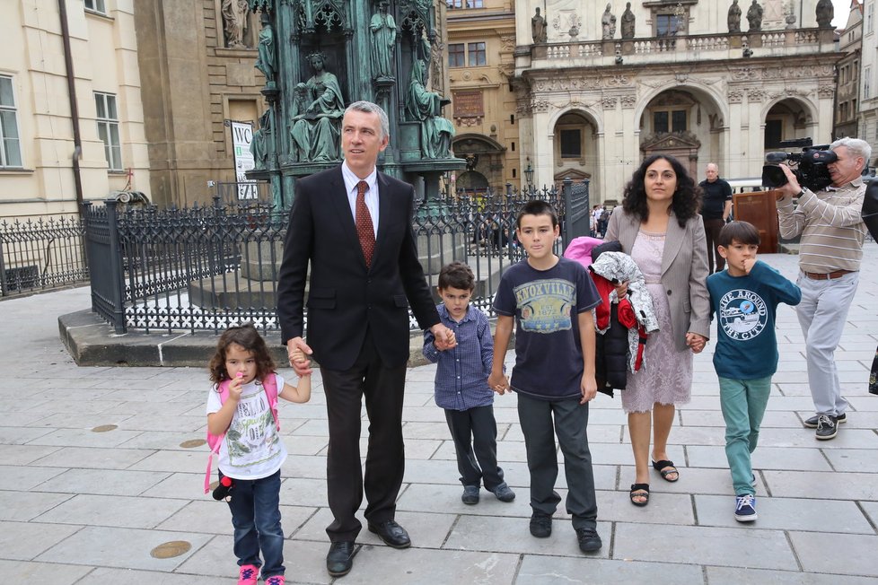 Ashya King se s rodinou po roce vrátil do České republiky.