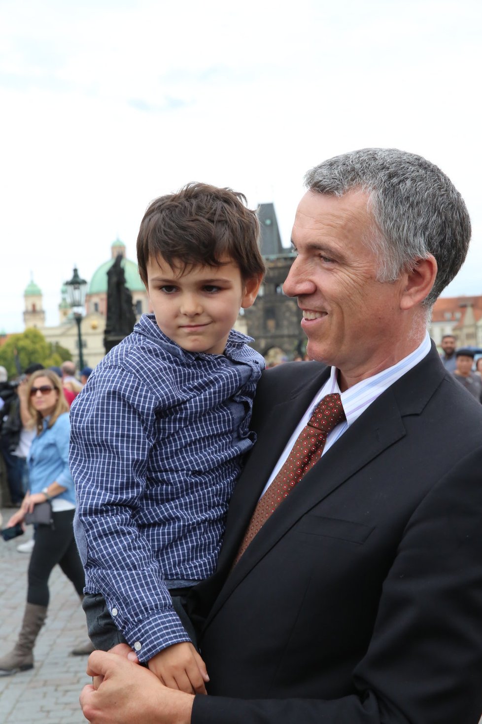 Šestiletý Ashya King se s rodinou po roce vrátil do České republiky. Prošel se po Karlově mostě. Během dalších dní pozná i pražskou zoo.