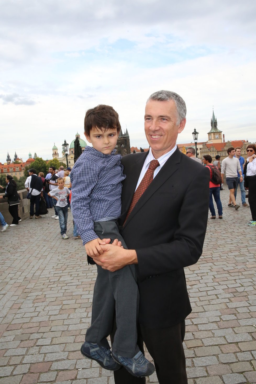 Ashya King při návštěvě Prahy po úspěšné léčbě.