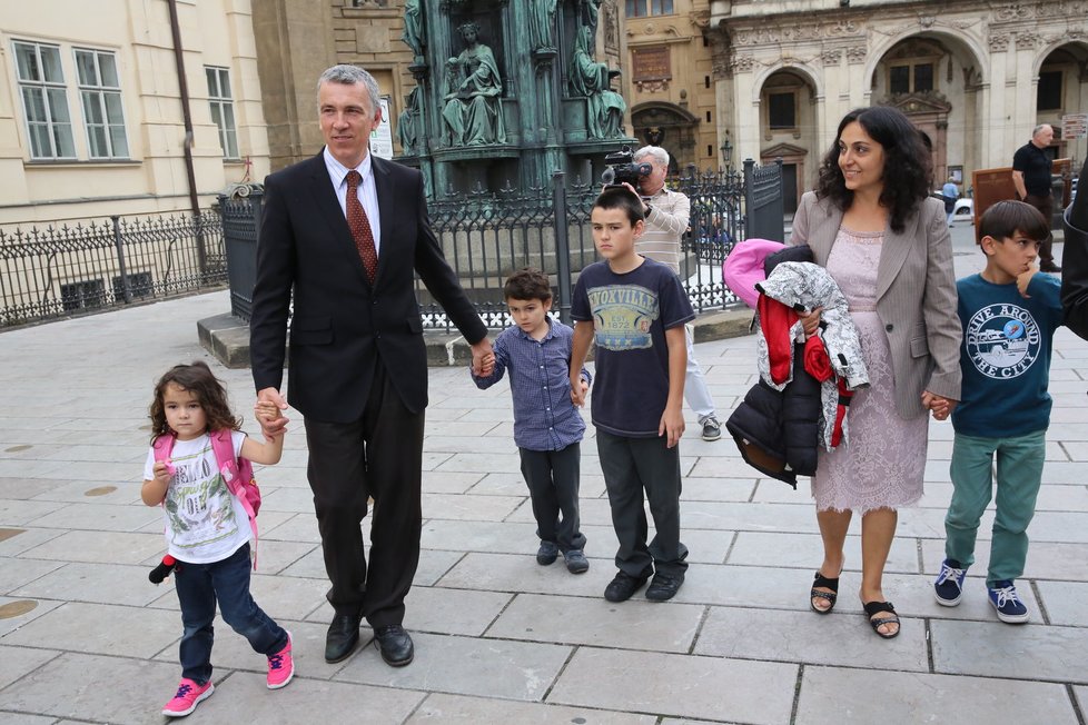 Šestiletý Ashya King se s rodinou po roce vrátil do České republiky. Prošel se po Karlově mostě. Během dalších dní pozná i pražskou zoo.