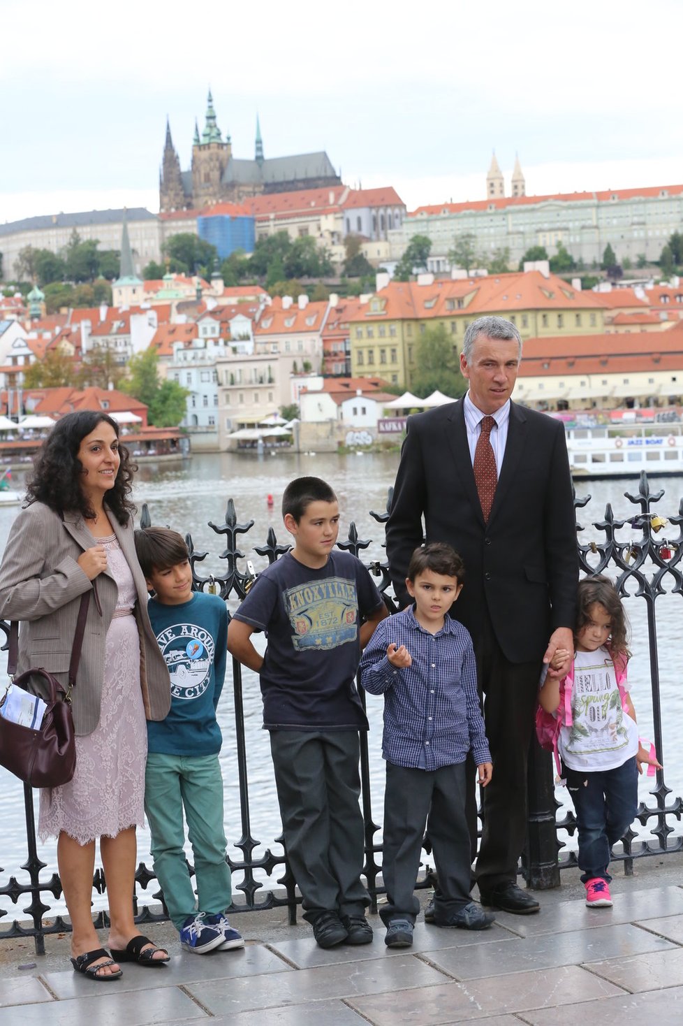 Šestiletý Ashya King se s rodinou po roce vrátil do České republiky. Prošel se po Karlově mostě. Během dalších dní pozná i pražskou ZOO