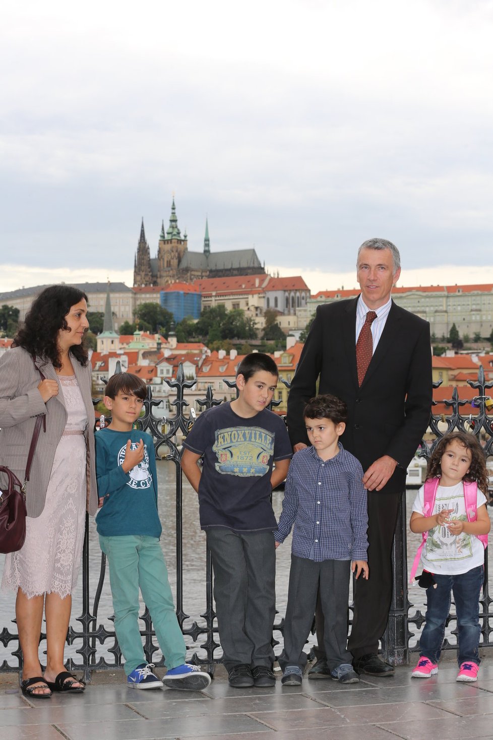 Šestiletý Ashya King se v roce 2015 vrátil do České republiky. Prošel se po Karlově mostě.