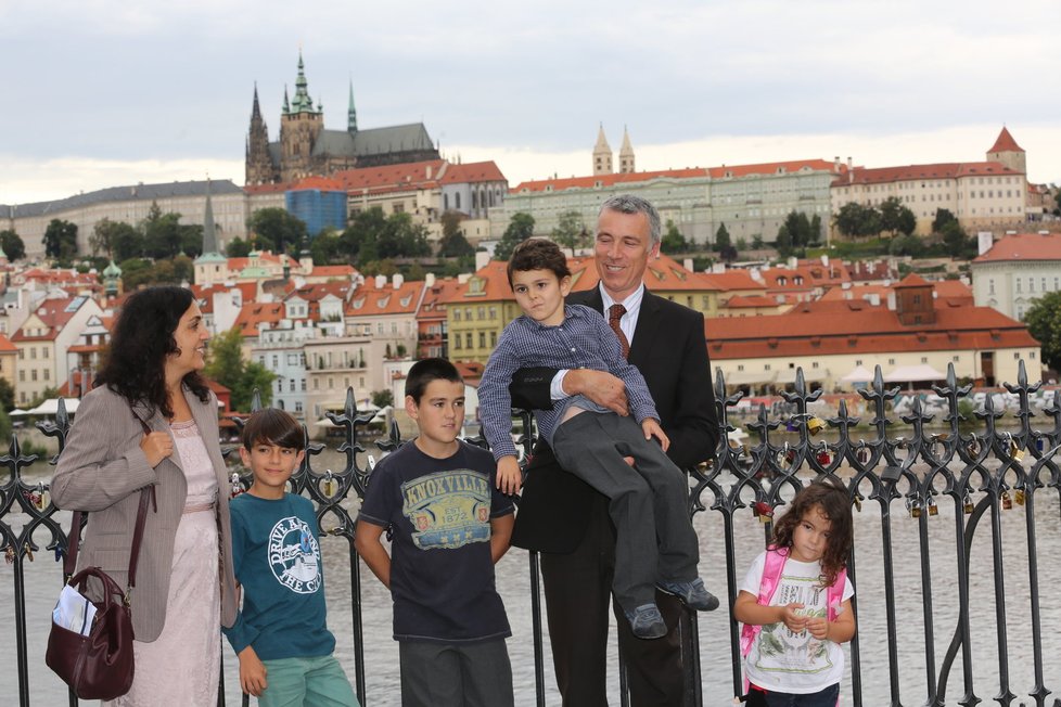 Šestiletý Ashya King se s rodinou po roce vrátil do České republiky. Prošel se po Karlově mostě. Během dalších dní pozná i pražskou ZOO.