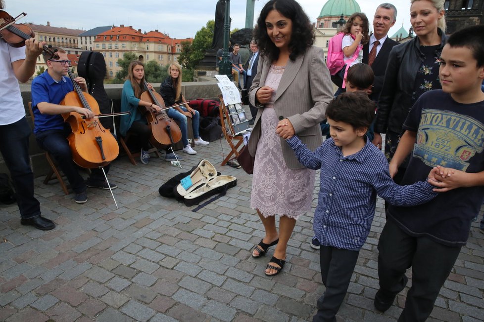 Ashya King při návštěvě Prahy po úspěšné léčbě.